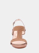 Sandalen met middelhoge hak van gevlochten leer - Cognac