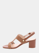 Sandalen met middelhoge hak van gevlochten leer - Cognac