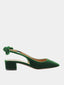Chaussure Aquazzura Very Bow Tie 35 Sling en velours vert avec nœud papillon
Chaussure à bride arrière en velours vert avec talon bloc 3.5 cm
Détail du nœud papillon sur la bride arrière de la Very Bow Tie 35 Sling
Vue de profil de la chaussure Aquazzura en velours vert
Chaussure élégante en velours vert pour femmes signée Aquazzura