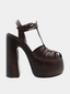 La sandale CASADEI Florence Sella en cuir brun offre un talon de 15 cm avec une plateforme de 5 cm et une boucle dorée. Le cuir tressé à l'avant-pied ajoute une touche élégante à cette sandale. Profitez du confort du talon et de la plateforme en bois pour une démarche assurée.