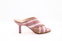 Chaussures Michael Kors Gideon Mule gris vue de profil
Mules Michael Kors Gideon Mule en cuir gris, détail logo
Chaussures Michael Kors Gideon Mule, semelle confortable et design élégant
Michael Kors Gideon Mule gris portées avec un look casual-chic