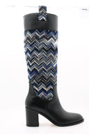 bottes longues Missoni Sophic Boot chevron bleu noir avec talon carré, bottes Missoni à motif chevron blanc noir violet bleu, bottes Missoni Sophic Boot à talon carré et tirette, bottes Missoni en textile et cuir lisse avec motif chevron


