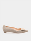 alt : ballerine Rupert Sanderson en cuir suédé gris vue de côté
alt : détail avant de la ballerine Rupert Sanderson gris
alt : ballerines grises Rupert Sanderson en cuir vues de dessus
alt : silhouette avec ballerines Rupert Sanderson grises

