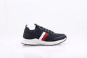 baskets basses TOMMY HILFIGER bleu marine textile pour homme
vue latérale des baskets TOMMY HILFIGER bleu blanc rouge
zoom sur les détails des baskets TOMMY HILFIGER en textile bleu marine
homme portant des baskets TOMMY HILFIGER avec jean casual
logo TOMMY HILFIGER sur les baskets basses bleu marine